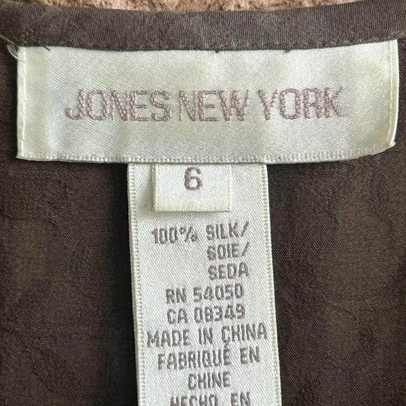 Jones New York 100% Silk Brown Textured Floral Short Sleeve Blouse Size 6 - Picture 3 of 6